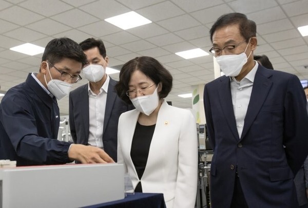 수원 삼성전자 디지털시티에 방문한 조성욱 공정거래위원장(가운데). 김기남 삼성전자 부회장(오른쪽)과 직원이 제품에 대해 설명을 하고 있다. (사진=공정거래위원회)