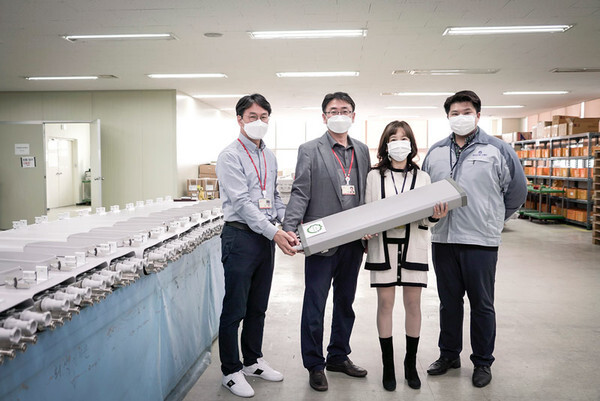 안산시 단원구 ‘하이게인안테나’ 본사에서 SKT 안동준 SCM기획팀장(왼쪽 두번째), 하이게인안테나 이동통신사업부 구귀정 상무(왼쪽 세번째) 등이 이번에 개발한 재활용 레이돔을 들어 보이고 있다.(SKT 제공)